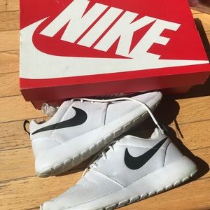 Women’s NIKE Roshe One